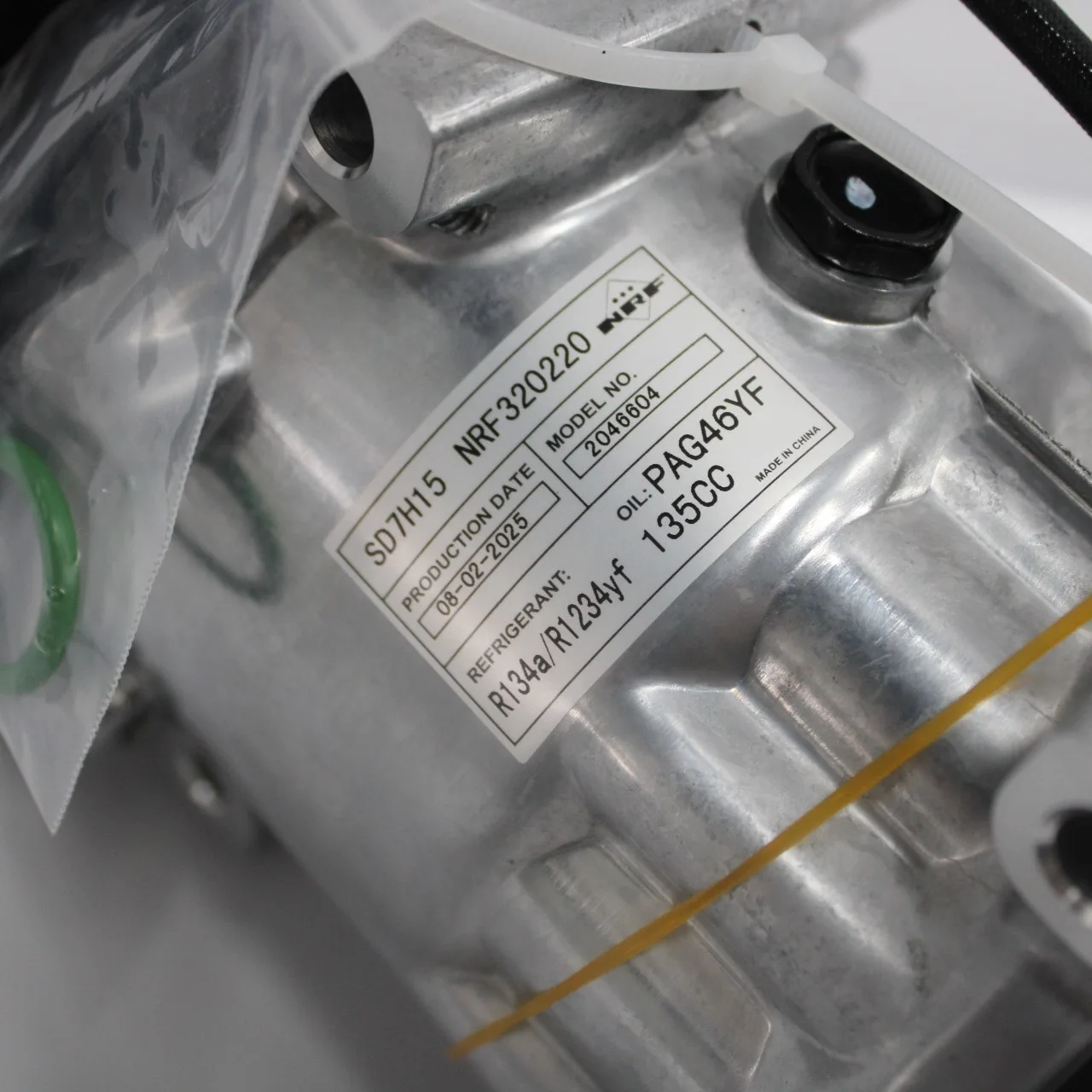 Air conditioning compressor DAF XF106 2046604 - Image 3