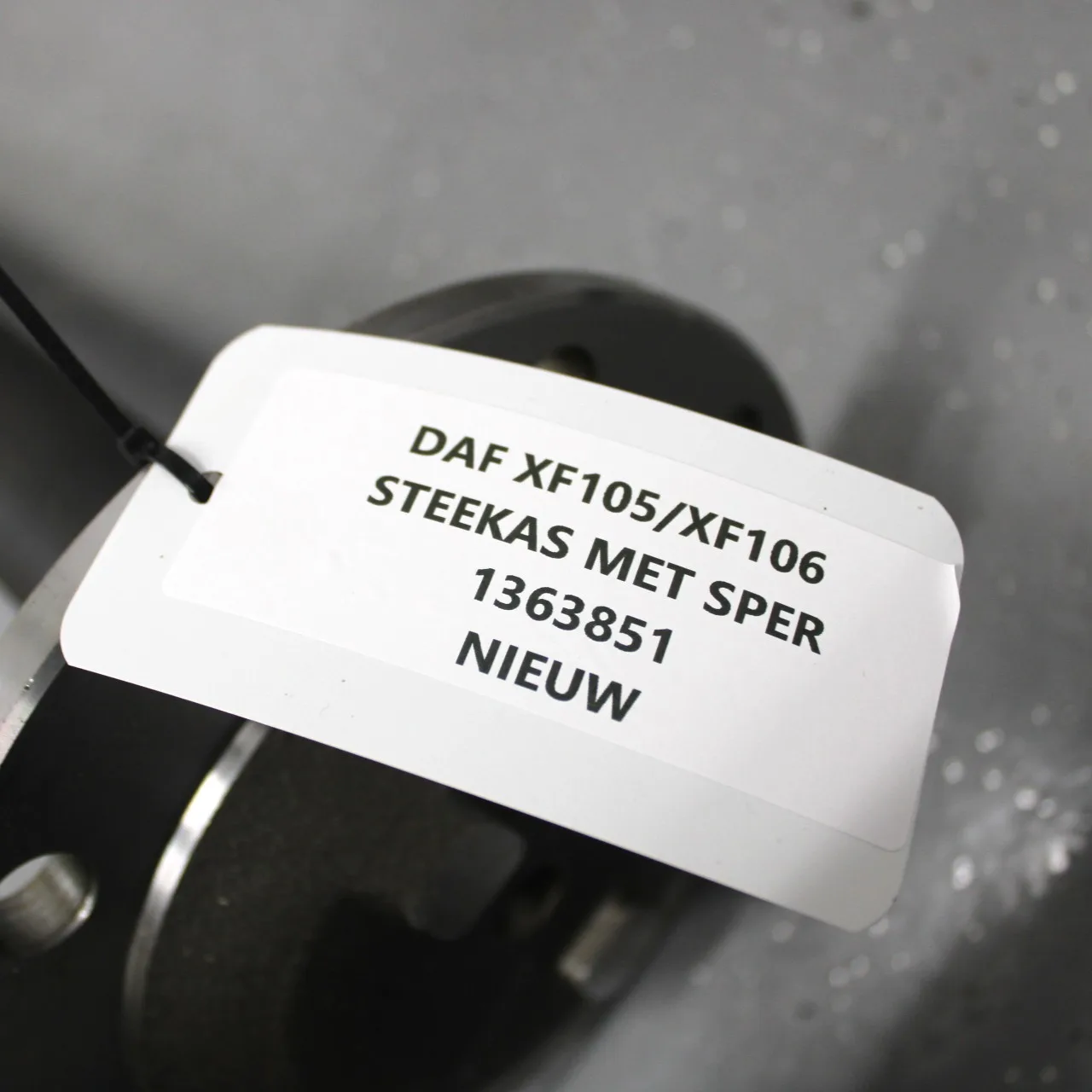 Thru axle with lock DAF XF 1363851 - Image 2